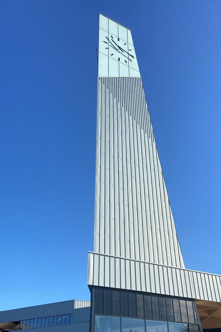 24.prePATINA blue-grey, Station Ede, Nederland-Architect-Mecanoo-Aannemer-Ridder Skins for Buildings-detail close-up toren met klok