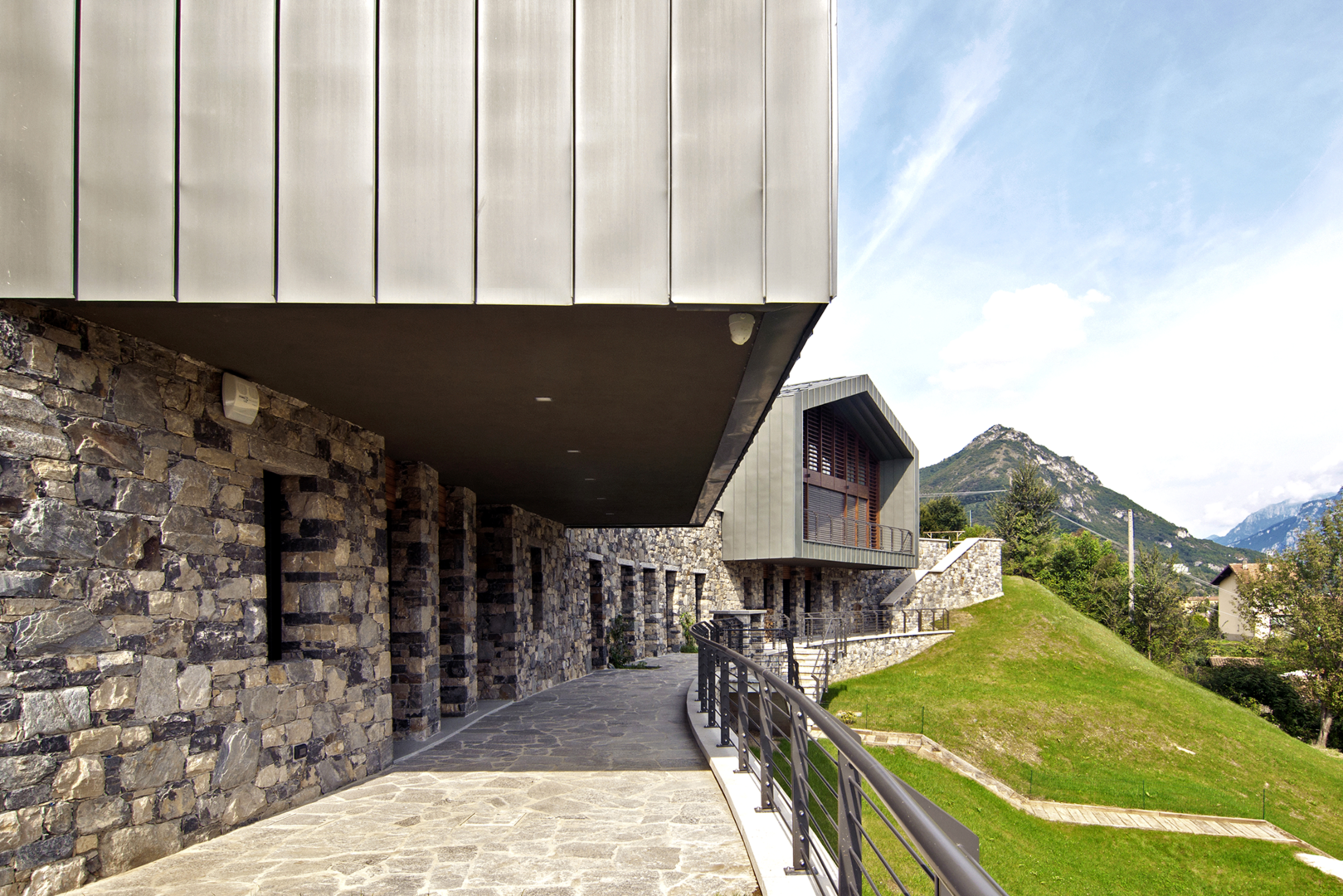 27.prePATINA ECO ZINC graphite- grey, woning, Garlate, Italië-Architect-Michele Spreafico-detail stenen gevel gebouw