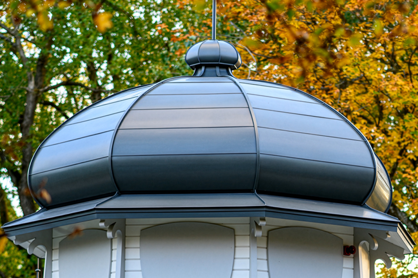 6.prePATINA graphite-grey, Keizer Paviljoen, Liepaja, Letland - Architect - Andis Kalnins - Aannemer - SIA - detail gebogen dak kapel