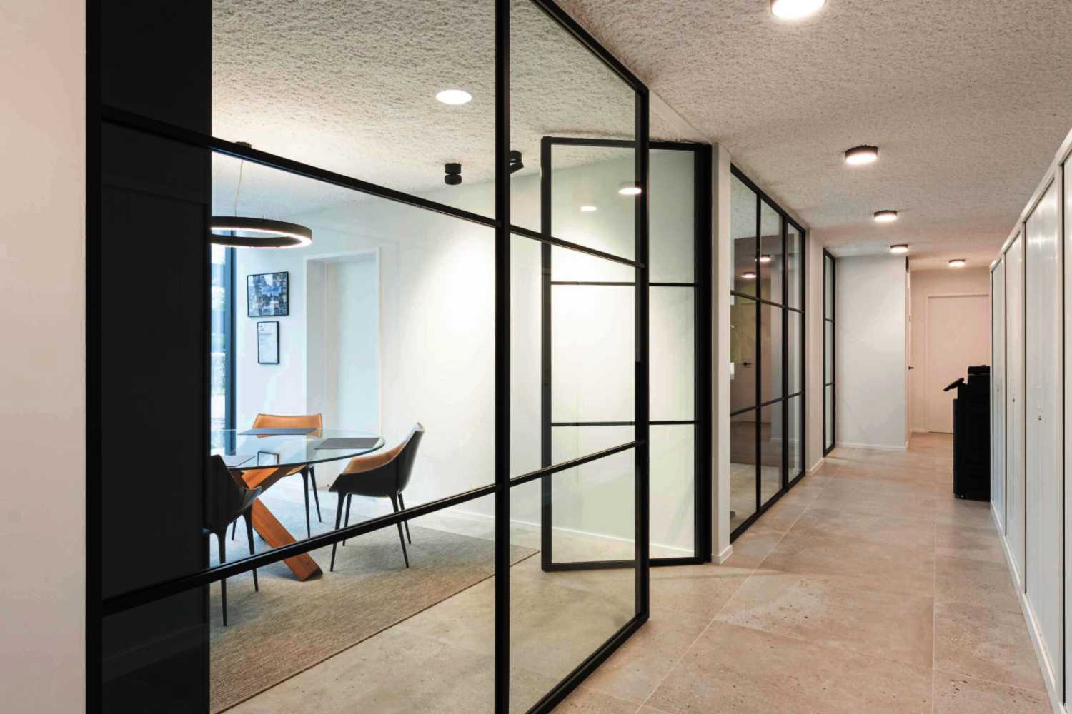 Steellook tussenwanden Glazen wanden in een kantoor